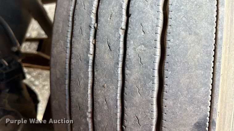 image for item DY8116 2000 Peterbilt 379 semi truck