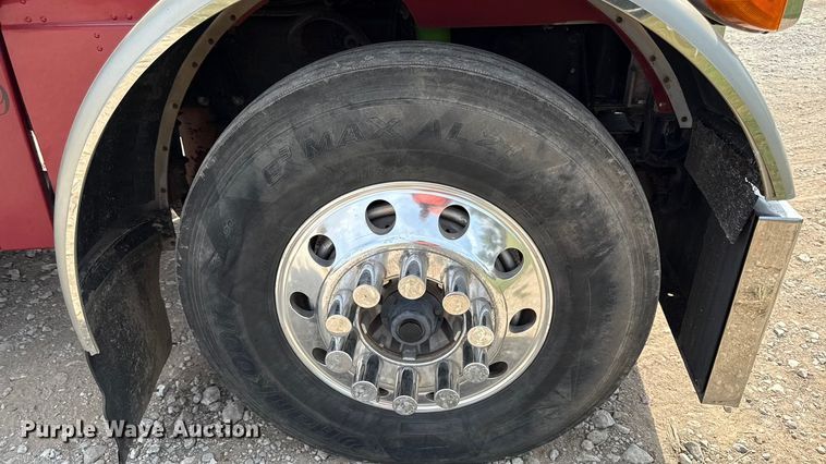 image for item DY8116 2000 Peterbilt 379 semi truck