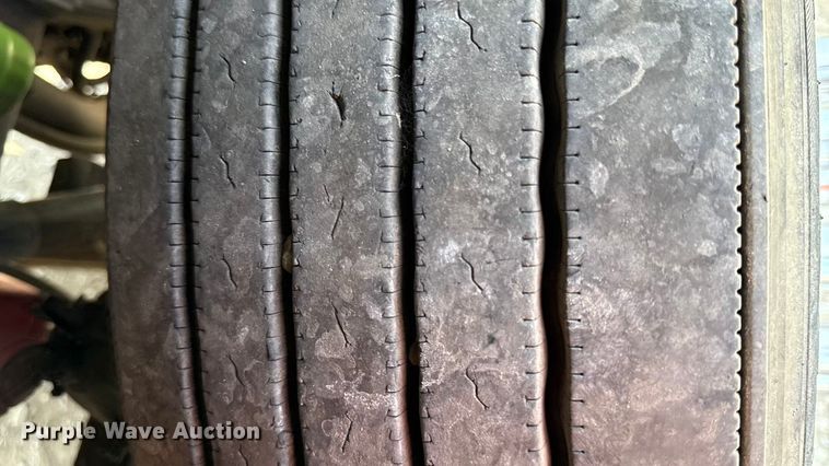 image for item DY8116 2000 Peterbilt 379 semi truck