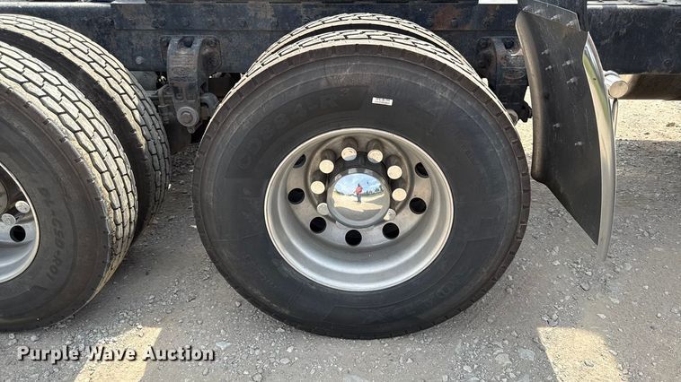 image for item DY8116 2000 Peterbilt 379 semi truck