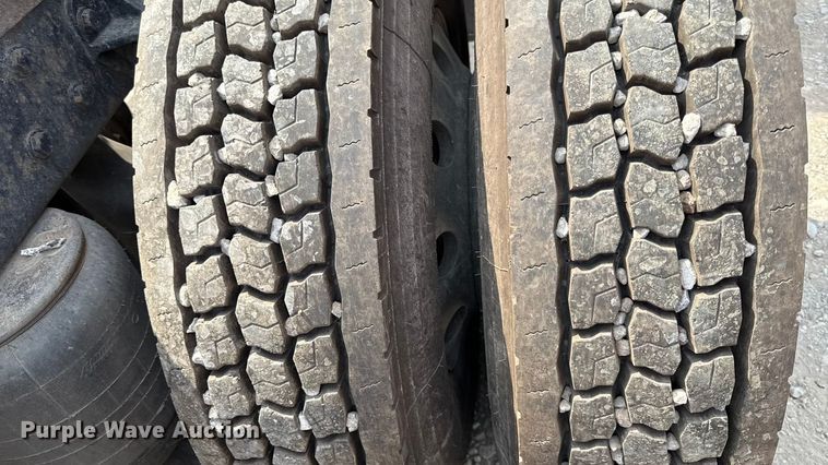 image for item DY8116 2000 Peterbilt 379 semi truck