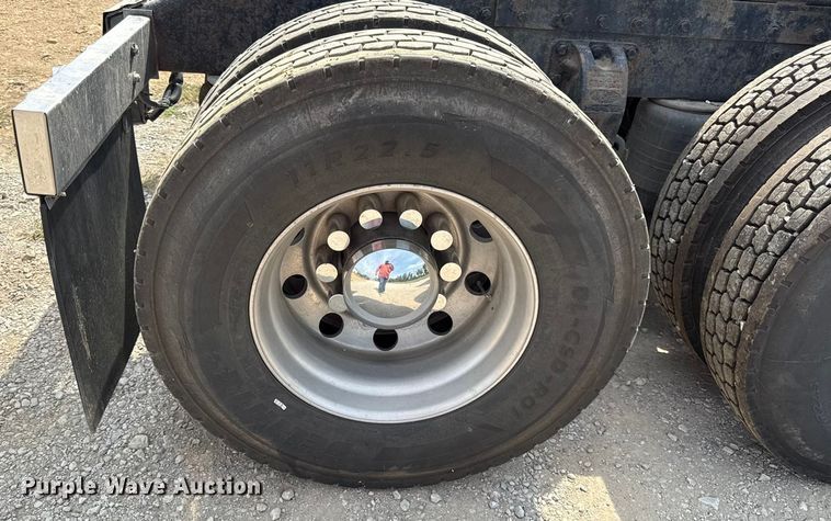 image for item DY8116 2000 Peterbilt 379 semi truck