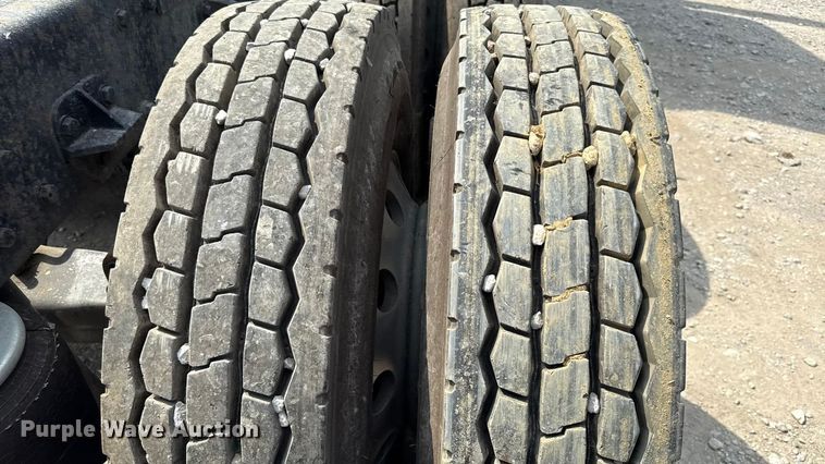 image for item DY8116 2000 Peterbilt 379 semi truck