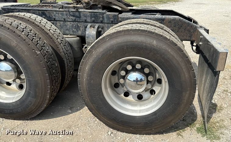 image for item DY8116 2000 Peterbilt 379 semi truck