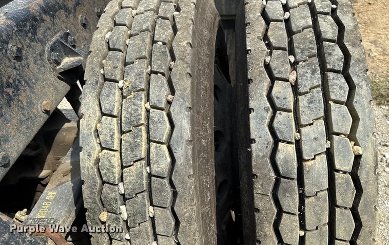 image for item DY8116 2000 Peterbilt 379 semi truck