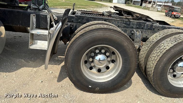 image for item DY8116 2000 Peterbilt 379 semi truck