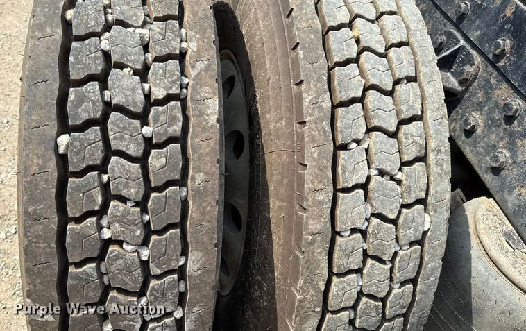 image for item DY8116 2000 Peterbilt 379 semi truck