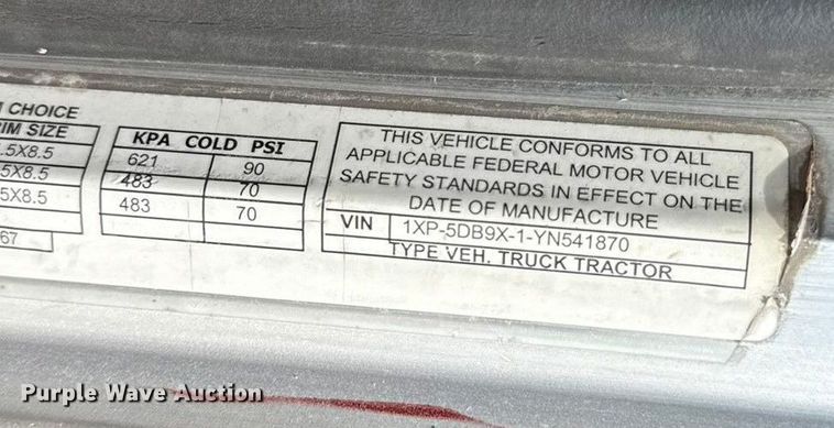 image for item DY8116 2000 Peterbilt 379 semi truck