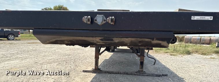 image for item DY8187 1996 Fruehauf flatbed trailer