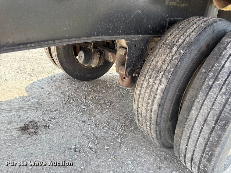 image for item DY8187 1996 Fruehauf flatbed trailer