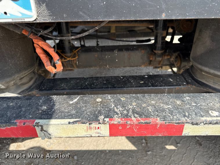 image for item DY8187 1996 Fruehauf flatbed trailer