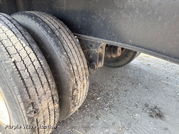 image for item DY8187 1996 Fruehauf flatbed trailer