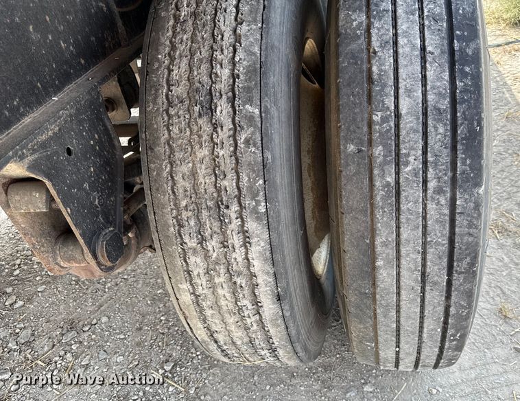 image for item DY8187 1996 Fruehauf flatbed trailer