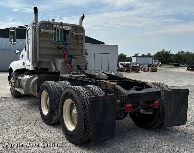 image for item DY8193 2007 Peterbilt 386 semi truck