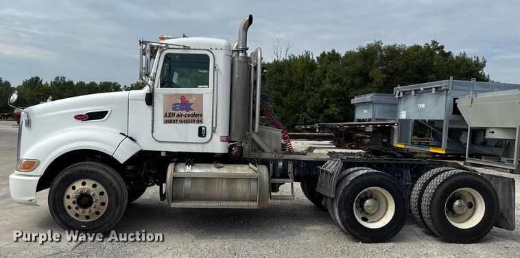image for item DY8193 2007 Peterbilt 386 semi truck