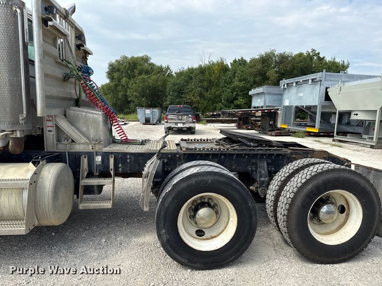 image for item DY8193 2007 Peterbilt 386 semi truck