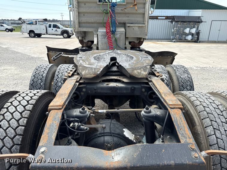 image for item DY8193 2007 Peterbilt 386 semi truck