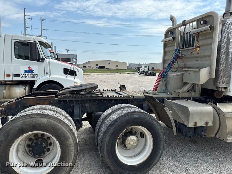 image for item DY8193 2007 Peterbilt 386 semi truck