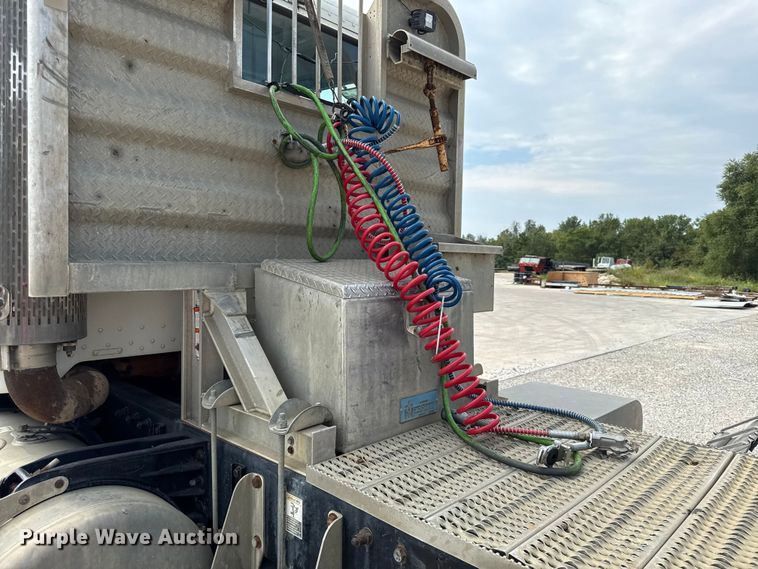 image for item DY8193 2007 Peterbilt 386 semi truck