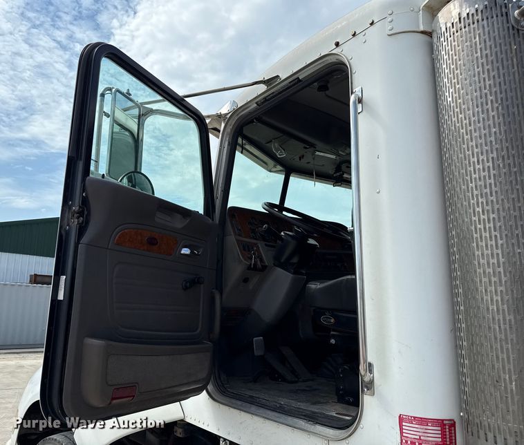 image for item DY8193 2007 Peterbilt 386 semi truck