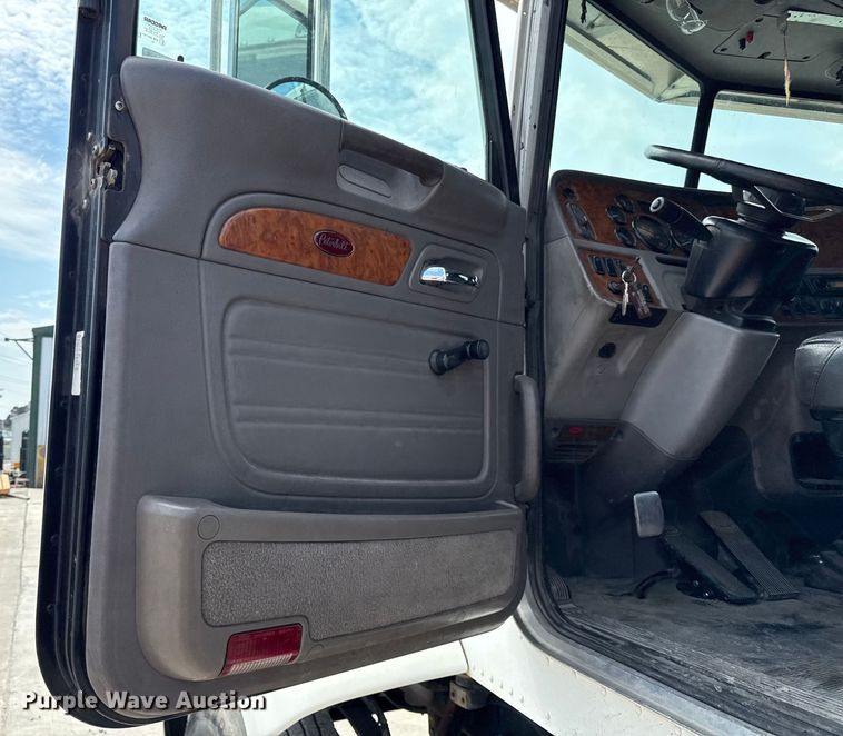 image for item DY8193 2007 Peterbilt 386 semi truck