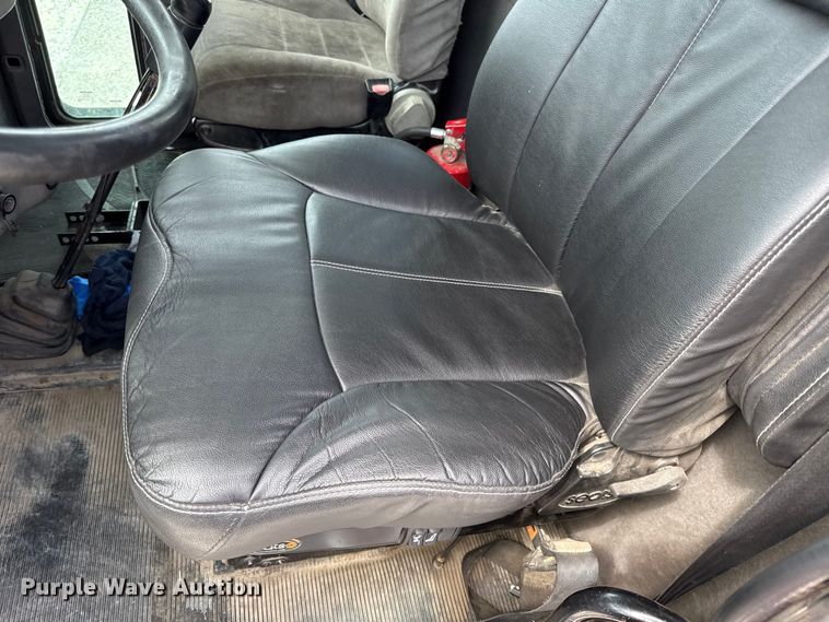 image for item DY8193 2007 Peterbilt 386 semi truck