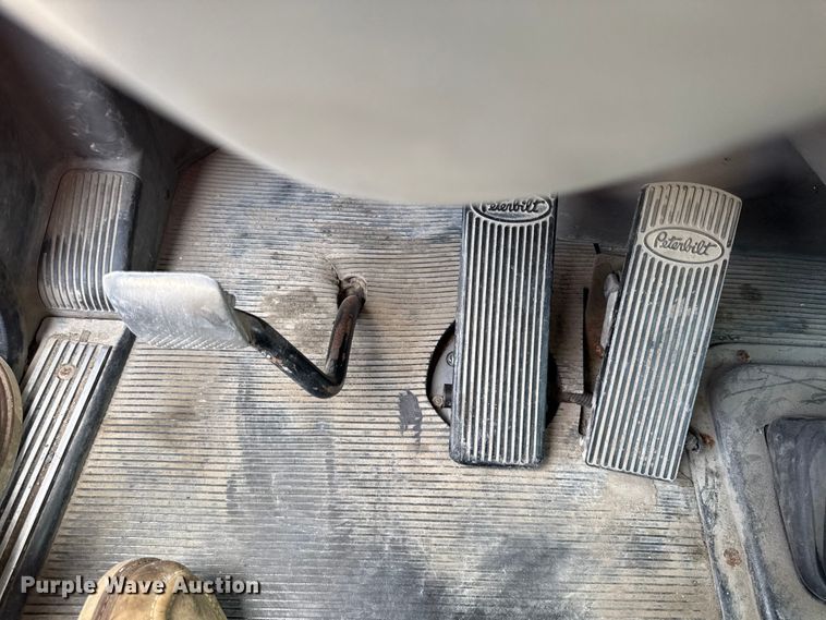 image for item DY8193 2007 Peterbilt 386 semi truck