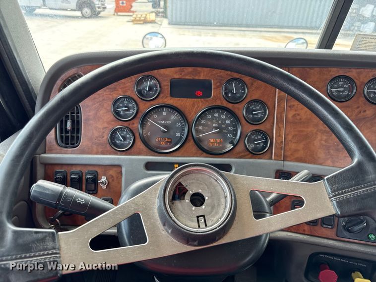 image for item DY8193 2007 Peterbilt 386 semi truck