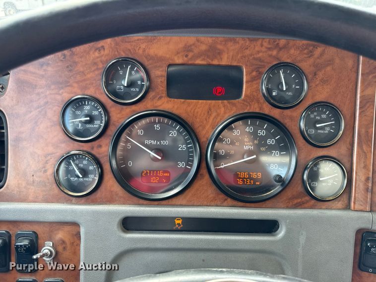 image for item DY8193 2007 Peterbilt 386 semi truck