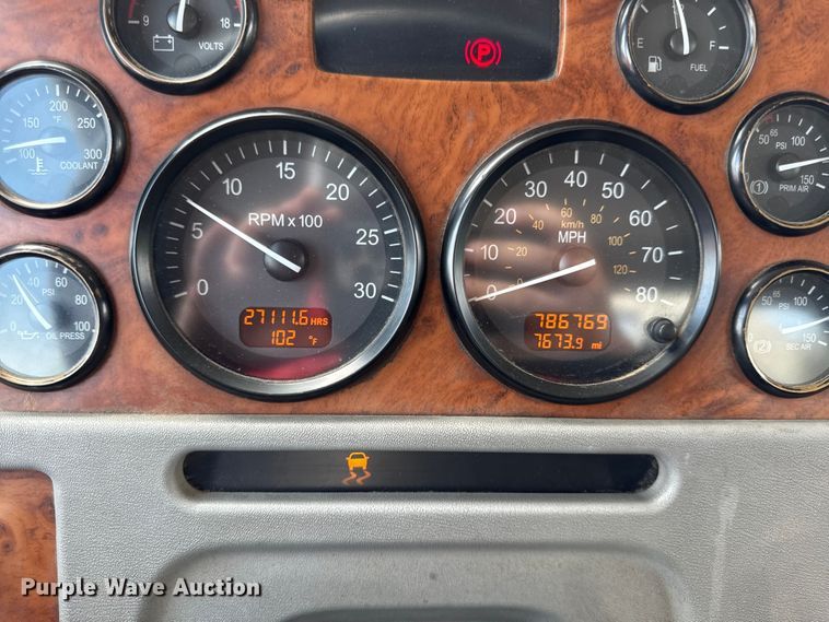 image for item DY8193 2007 Peterbilt 386 semi truck