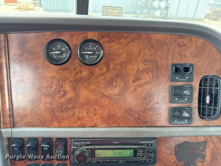 image for item DY8193 2007 Peterbilt 386 semi truck