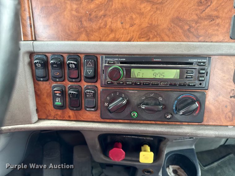 image for item DY8193 2007 Peterbilt 386 semi truck