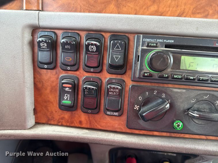 image for item DY8193 2007 Peterbilt 386 semi truck