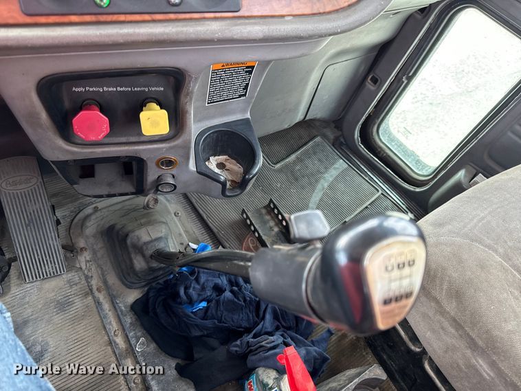 image for item DY8193 2007 Peterbilt 386 semi truck