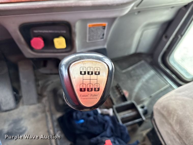 image for item DY8193 2007 Peterbilt 386 semi truck