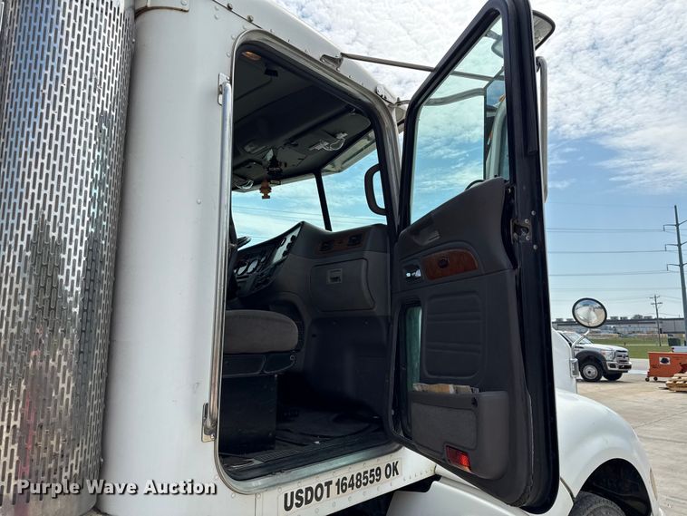 image for item DY8193 2007 Peterbilt 386 semi truck