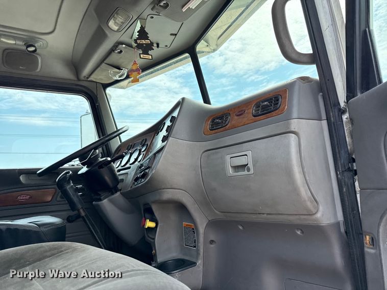 image for item DY8193 2007 Peterbilt 386 semi truck