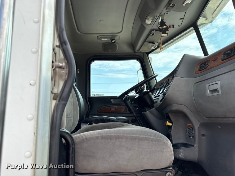 image for item DY8193 2007 Peterbilt 386 semi truck