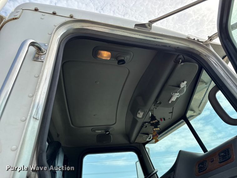 image for item DY8193 2007 Peterbilt 386 semi truck