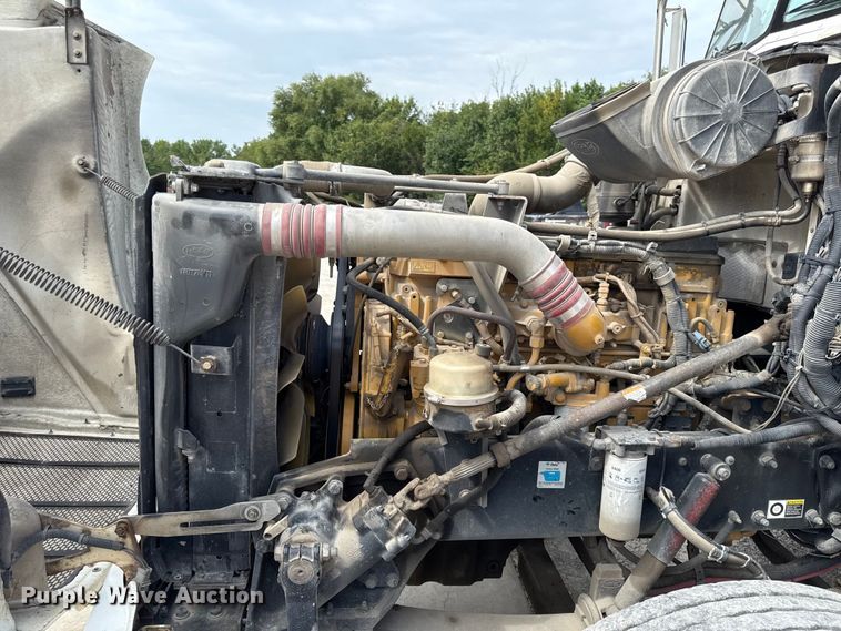 image for item DY8193 2007 Peterbilt 386 semi truck