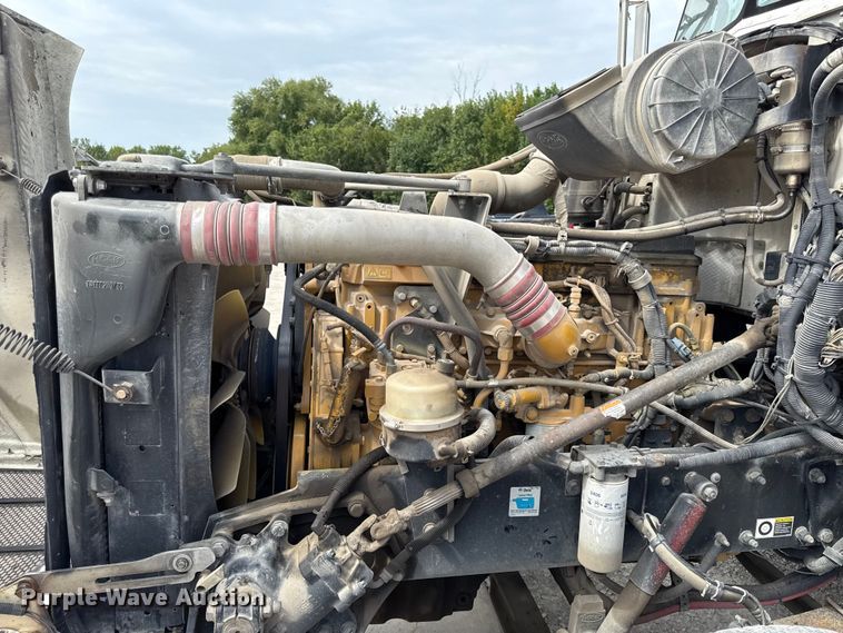 image for item DY8193 2007 Peterbilt 386 semi truck