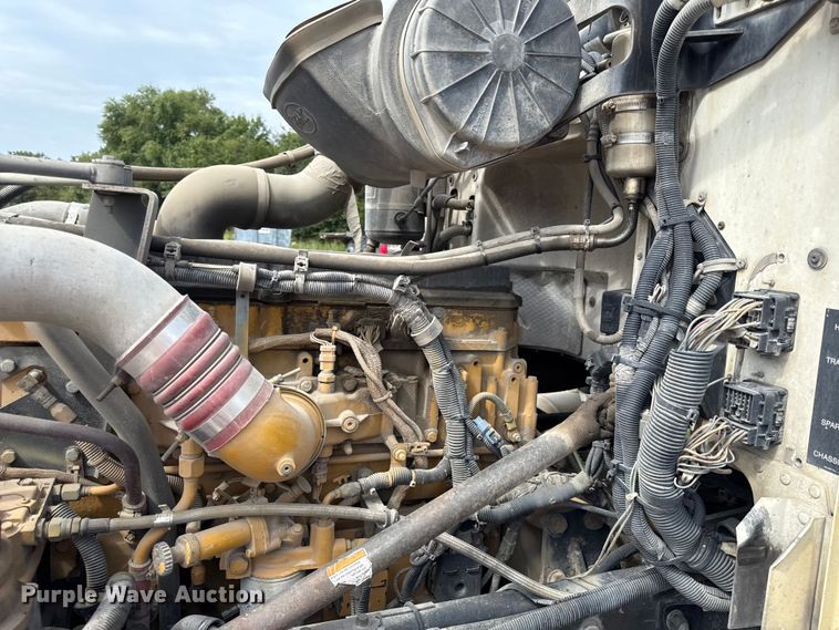 image for item DY8193 2007 Peterbilt 386 semi truck