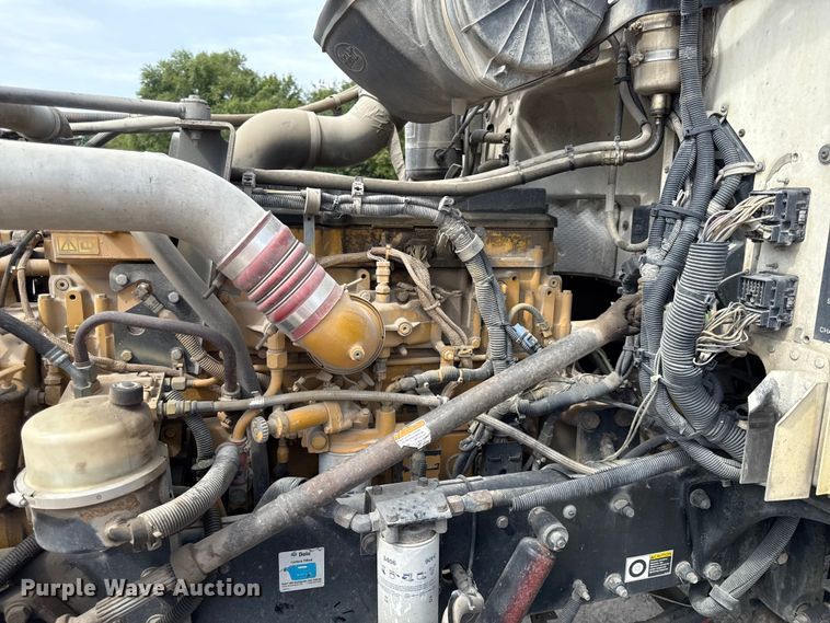 image for item DY8193 2007 Peterbilt 386 semi truck