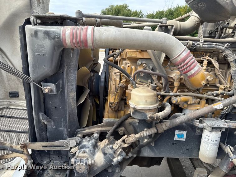 image for item DY8193 2007 Peterbilt 386 semi truck