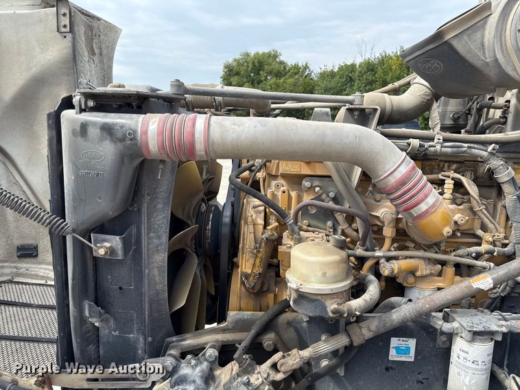 image for item DY8193 2007 Peterbilt 386 semi truck