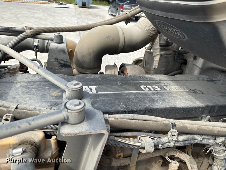 image for item DY8193 2007 Peterbilt 386 semi truck