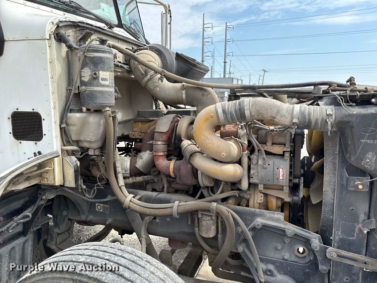 image for item DY8193 2007 Peterbilt 386 semi truck