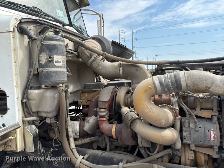 image for item DY8193 2007 Peterbilt 386 semi truck