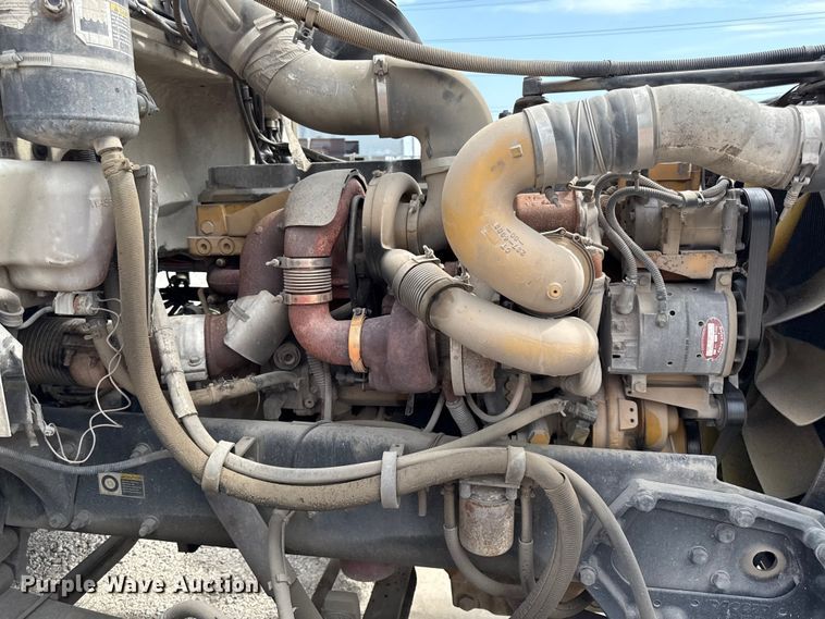 image for item DY8193 2007 Peterbilt 386 semi truck