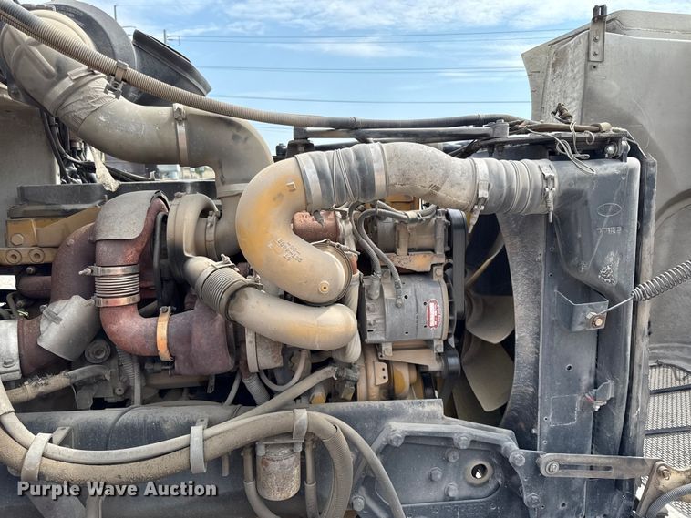 image for item DY8193 2007 Peterbilt 386 semi truck